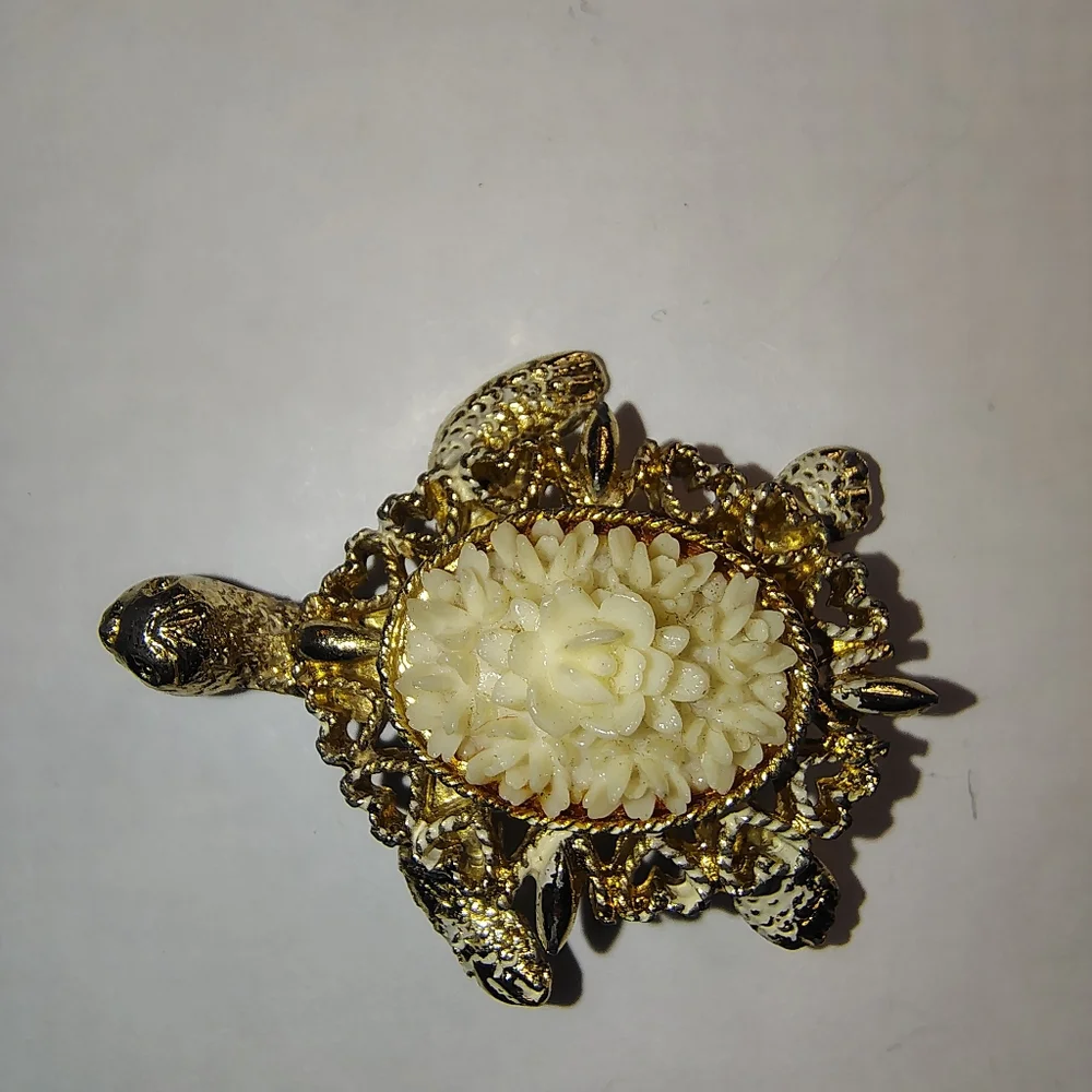 Vintage Gold Tone Turtle Brooch with‎ Carved Floral Center
